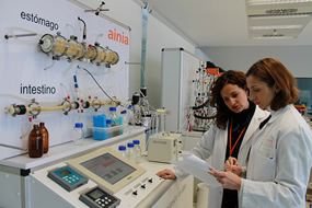 Técnicos de AINIA Centro Tecnológico trabajando en el digestor dinámico in vitro del centro, realizando estudios de biodisponibilidad