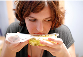 persona comiendo un plato preparado, tendencia creciente en el desarrollo de nuevos productos de alimentación