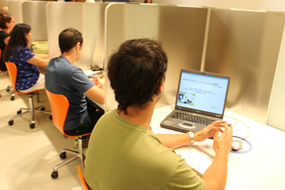 Consumidores, en un test de aceptación de producto en Consumolab Madrid, el centro AINIA especializado en el estudio del consumidor aplicando el análisis sensorial 