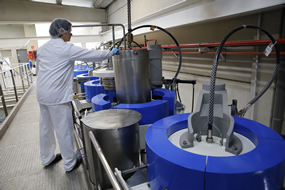 Técnico trabajando en la planta de extracción supercrítica de AINIA Centro Tecnológico