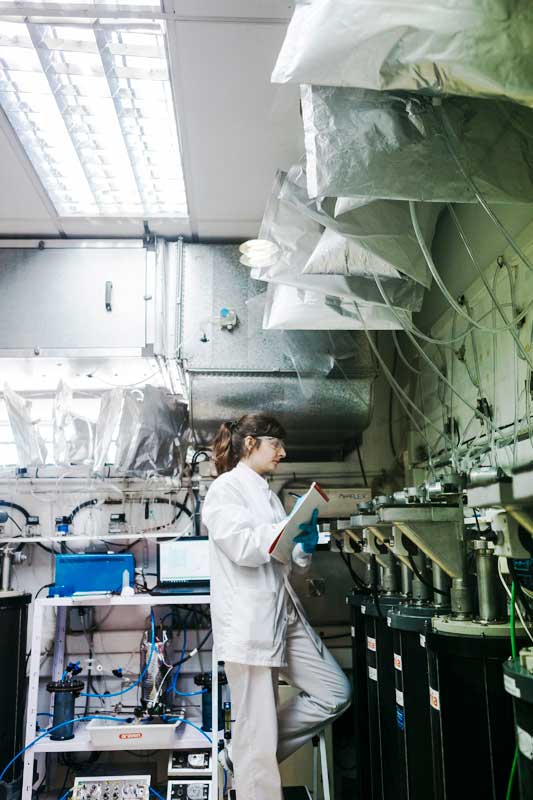 Técnico inspeccionando planta de biogás